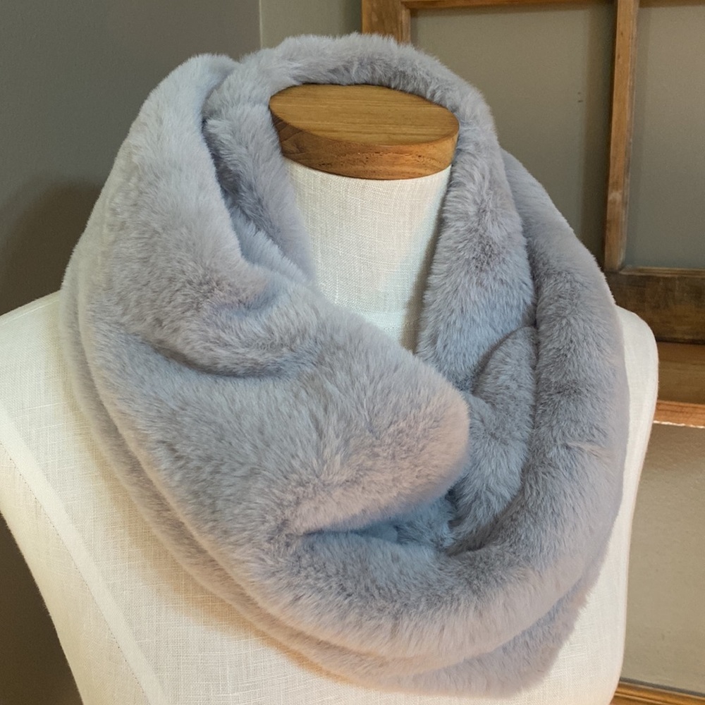Melifluos light gray soft fluffy infinity scarf snood
